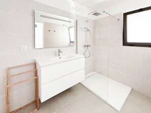 Shower, hair dryer, towels - Charming apartment Azura with a sunny terrace and access to the residence’s (Saint-François)