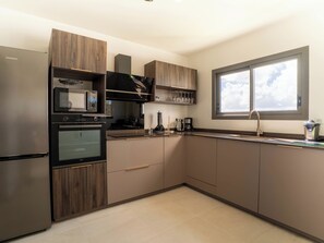 Kühlschrank, Mikrowelle, Ofen, Geschirrspüler