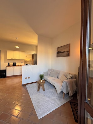 Een televisie en een open haard