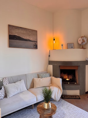 Una televisión, una chimenea