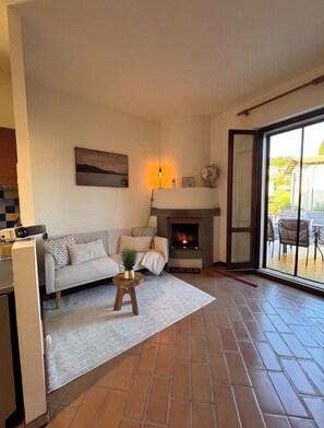 Een televisie en een open haard