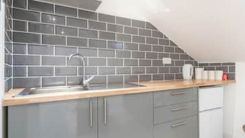 Horno, parrilla de estufa, tostadora y utensilios de cocina