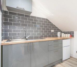 Oven, stovetop, toaster, cookware/dishes/utensils - Modern self-contained studio steps from Kelham Island (Sheffield)