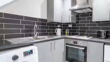 Oven, stovetop, toaster, cookware/dishes/utensils