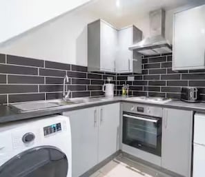 Oven, stovetop, toaster, cookware/dishes/utensils - Modern self-contained studio steps from Kelham Island (Sheffield)
