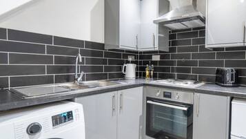 Horno, parrilla de estufa, tostadora y utensilios de cocina