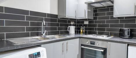 Oven, stovetop, toaster, cookware/dishes/utensils