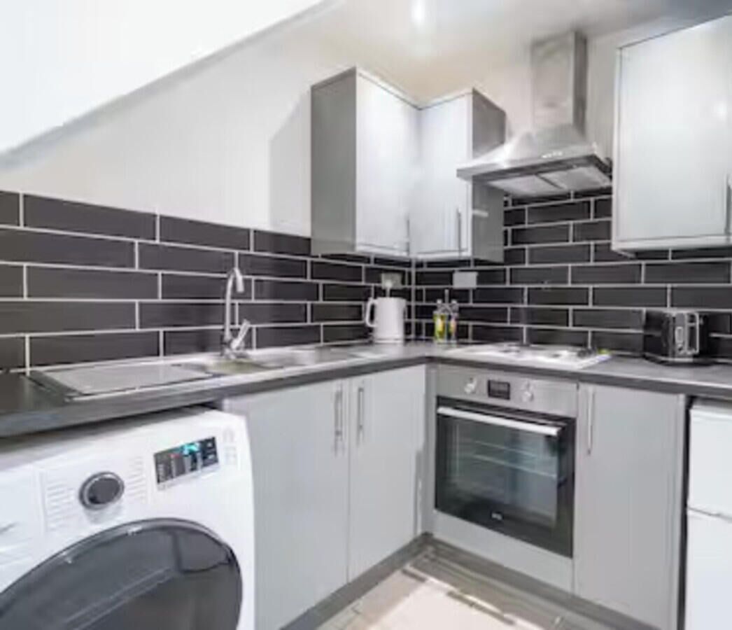 Mikrobølgeovn og kjøkkenutstyr