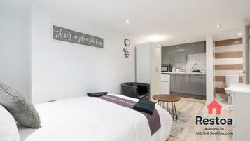 Desk, iron/ironing board, WiFi, bed sheets