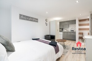 Escriptori, planxa i posts de planxar, wifi i roba de llit