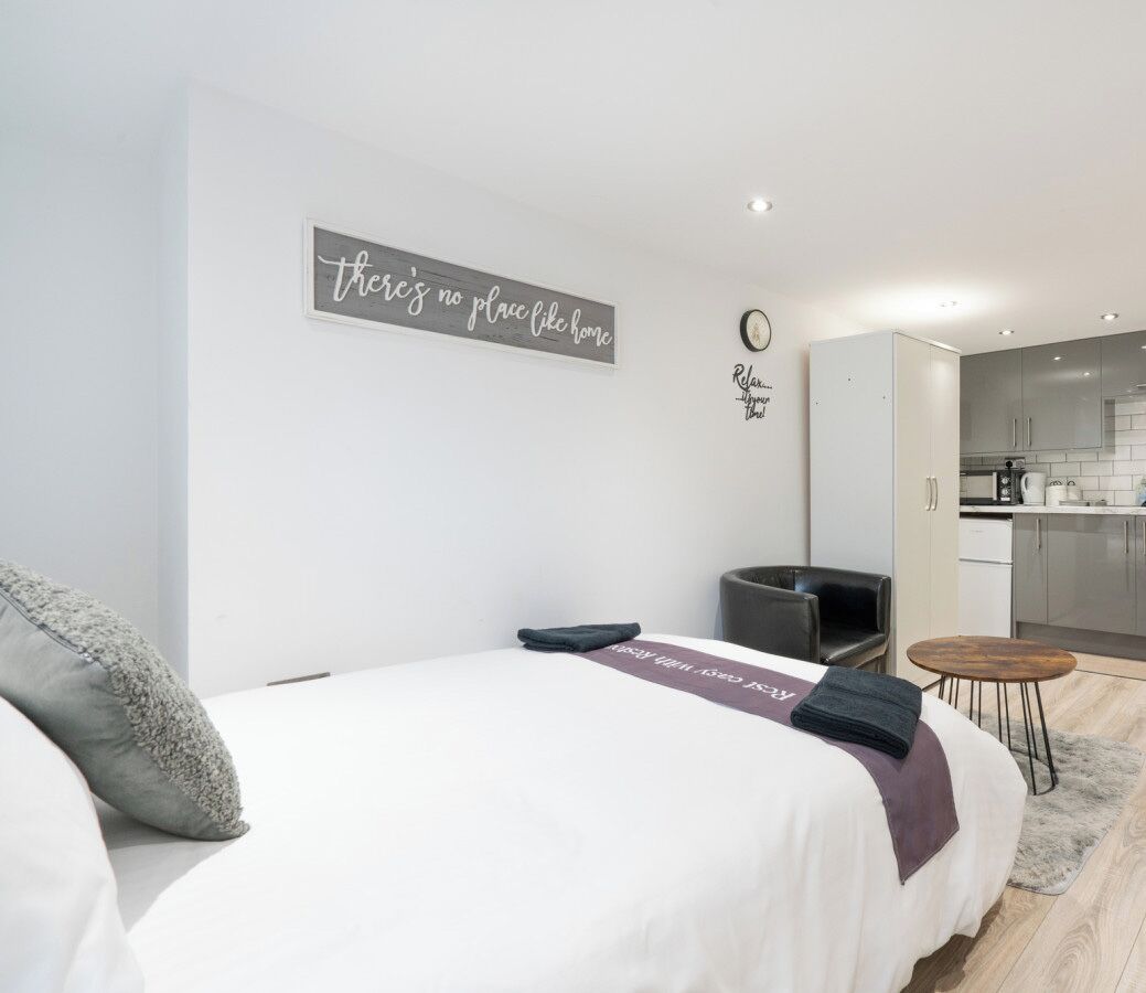 1 habitación, escritorio, tabla de planchar con plancha y wifi 