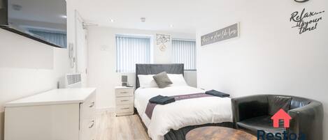 1 slaapkamer, een bureau, een strijkplank/strijkijzer, wifi