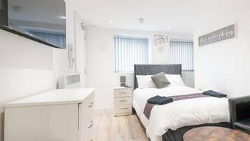 1 makuuhuone, työpöytä, silitysrauta/-lauta, Wi-Fi