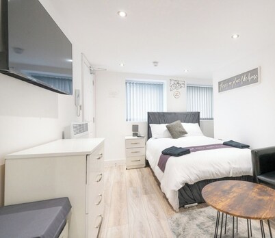 Compact and modern studio with parking near Kelham Island