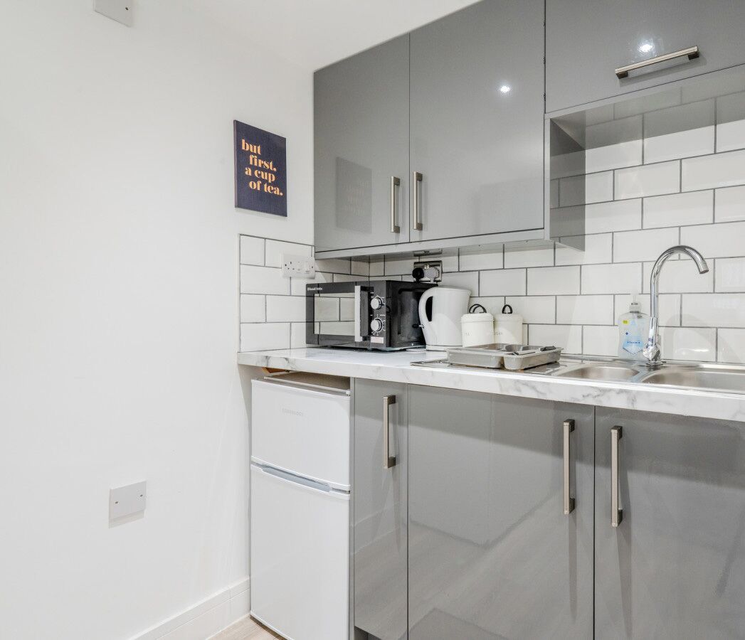 Microondas y utensilios de cocina 