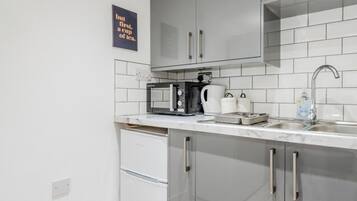 Mikroaaltouuni, keittoastiat/astiat/ruokailuvälineet