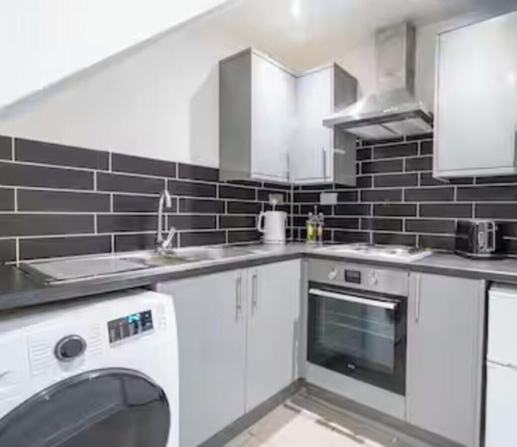 Microwave, cookware/dishes/utensils