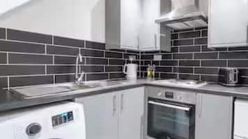 Microwave, cookware/dishes/utensils