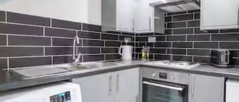 Microwave, cookware/dishes/utensils