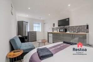 1 habitación, escritorio, tabla de planchar con plancha y wifi 