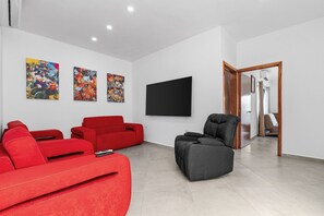 Villa | Zona de estar | Televisión LED de 65 pulgadas con canales por cable