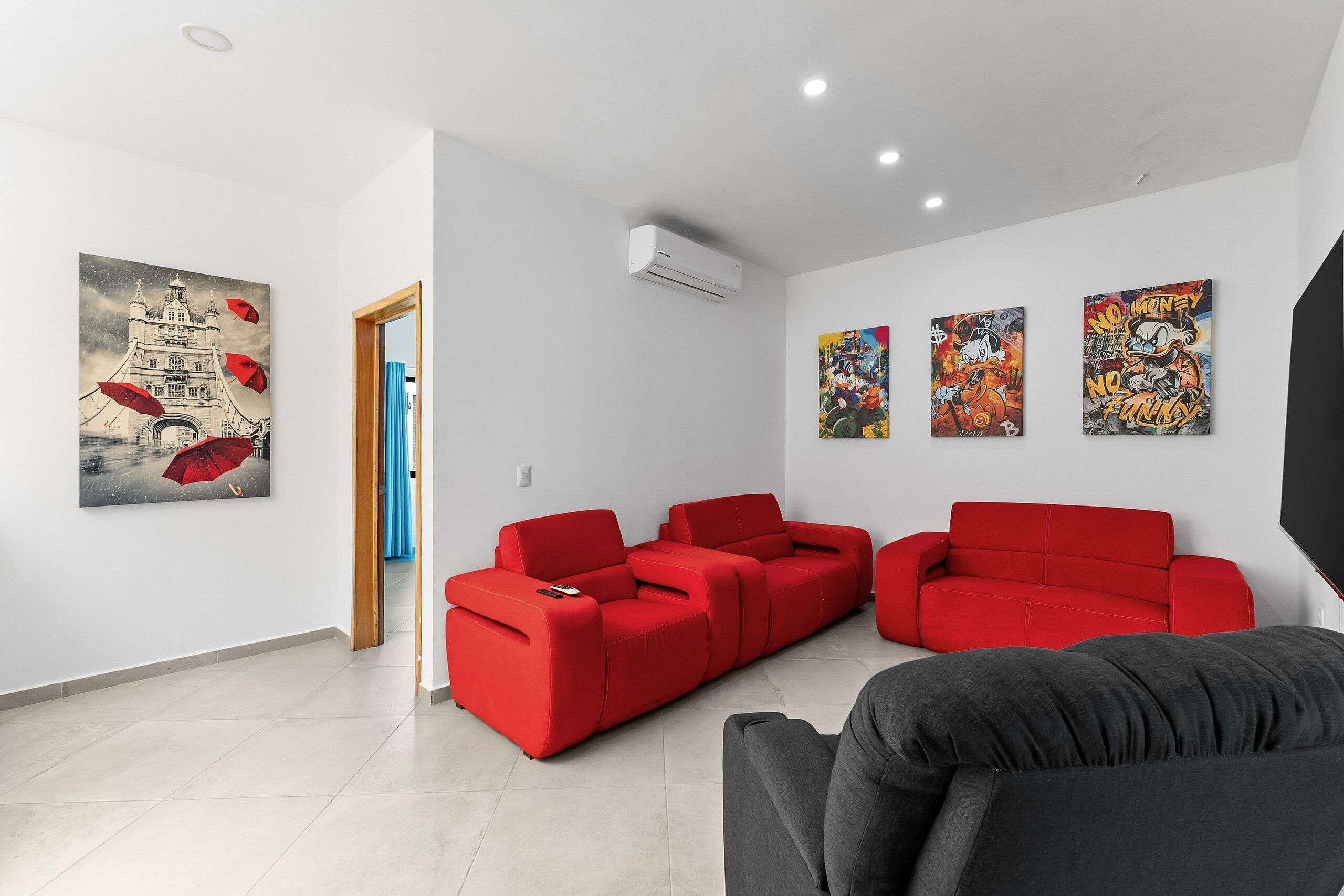 Villa | Oppholdsområde | En 65-tommers LED-TV med kabel-kanaler