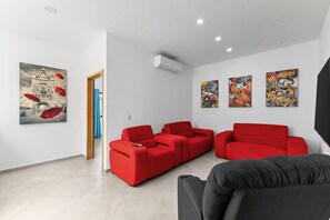 Villa | Wohnbereich | 65-Zoll-LED-Fernseher mit Kabelempfang