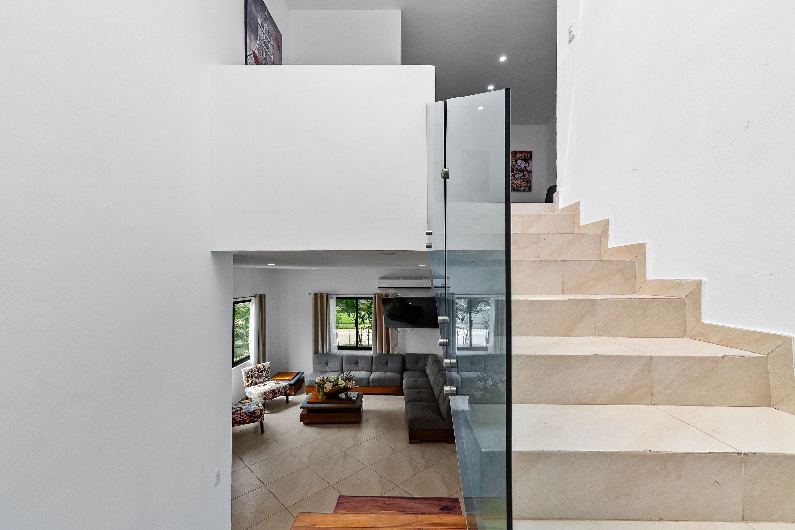 Villa | Zona de estar | Televisión LED de 65 pulgadas con canales por cable