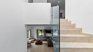 Villa | Zona de estar | Televisión LED de 65 pulgadas con canales por cable