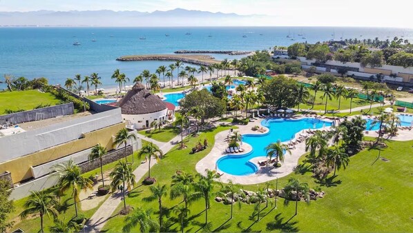3 outdoor pools, free cabanas, sun loungers