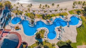 Villa | Alberca | 3 albercas al aire libre, camas balinesas gratuitas y camastros