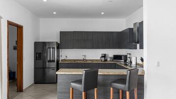 Villa | Cuisine privée | Réfrigérateur, micro-ondes, four, plaque de cuisson