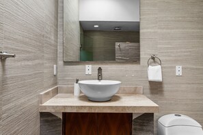 Villa | Salle de bain | Baignoire et douche séparées, articles de toilette gratuits