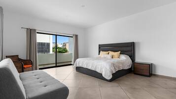 Villa | Premium bedding, desk, laptop workspace, blackout curtains