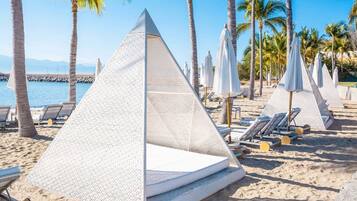 Villa | Playa | En la playa, playa de arena negra, snorkel y kayaks