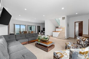 Villa | Woonruimte | Een 65-inch ledtelevisie met kabelzenders