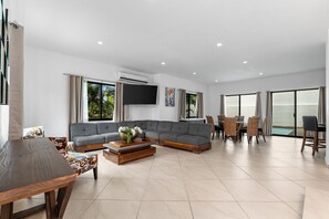 Biệt thự | Khu phòng khách | TV LED 65-inch có truyền hình cáp 