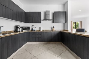 Villa | Cocina privada | Frigorífico, microondas, horno y placa de cocina