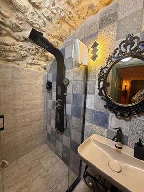 Chambre Double Standard, vue cour intérieure | Salle de bain | Douche, sèche-cheveux, serviettes fournies, savon