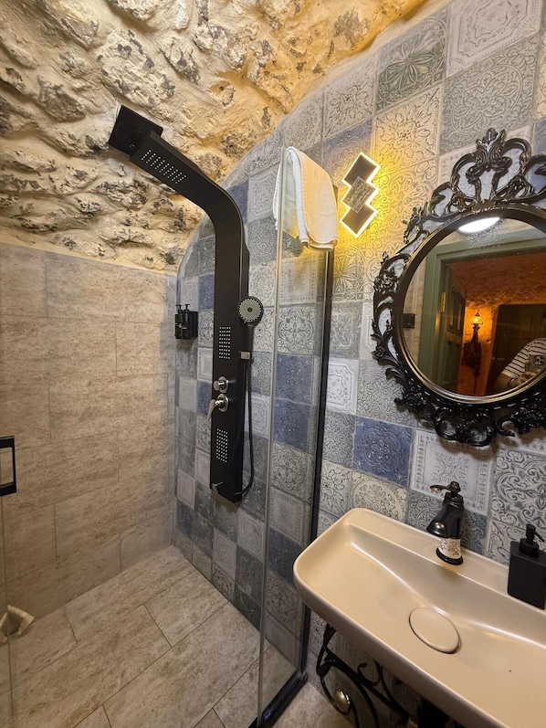 Chambre Double Standard, vue cour intérieure | Salle de bain | Douche, sèche-cheveux, serviettes fournies, savon