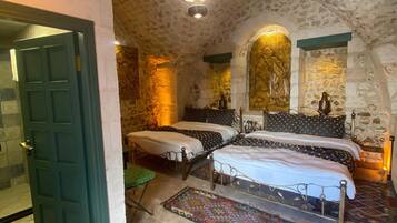 Deluxe Quadruple Room | Free WiFi