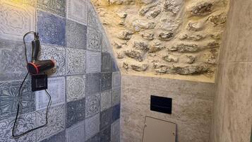 Standard-Doppelzimmer, Blick auf den Innenhof | Badezimmer | Dusche, Haartrockner, Handtücher, Seife