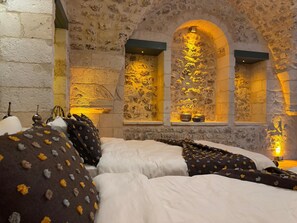 Quarto triplo luxo, vista para o pátio | Wi-Fi de cortesia