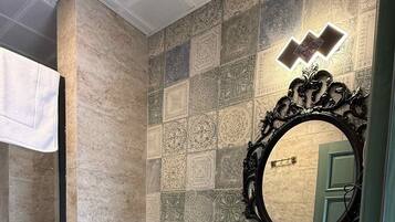 Standard-Dreibettzimmer | Badezimmer | Dusche, Haartrockner, Handtücher, Seife