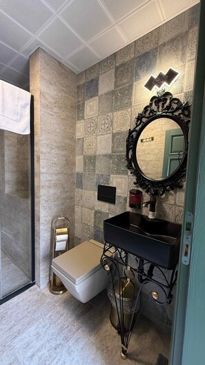 Habitación triple estándar | Baño | Regadera, secadora de cabello, toallas, jabón 