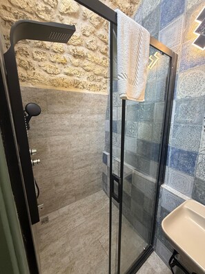 Quarto casal standard, vista para o pátio | Banheiro | Chuveiro, secador de cabelo, toalhas de banho, sabonete