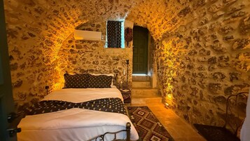 Standard Tek Büyük Yataklı Oda, Avlu Manzaralı | Ses yalıtımı, ücretsiz kablosuz İnternet 