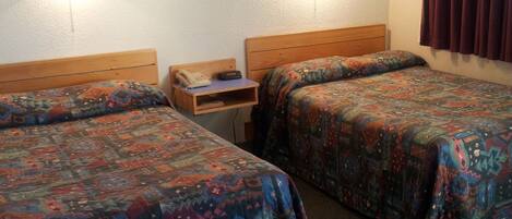 Dobbeltrom – basic | Skrivebord, skrivebord for bærbar PC og wi-fi (inkludert)