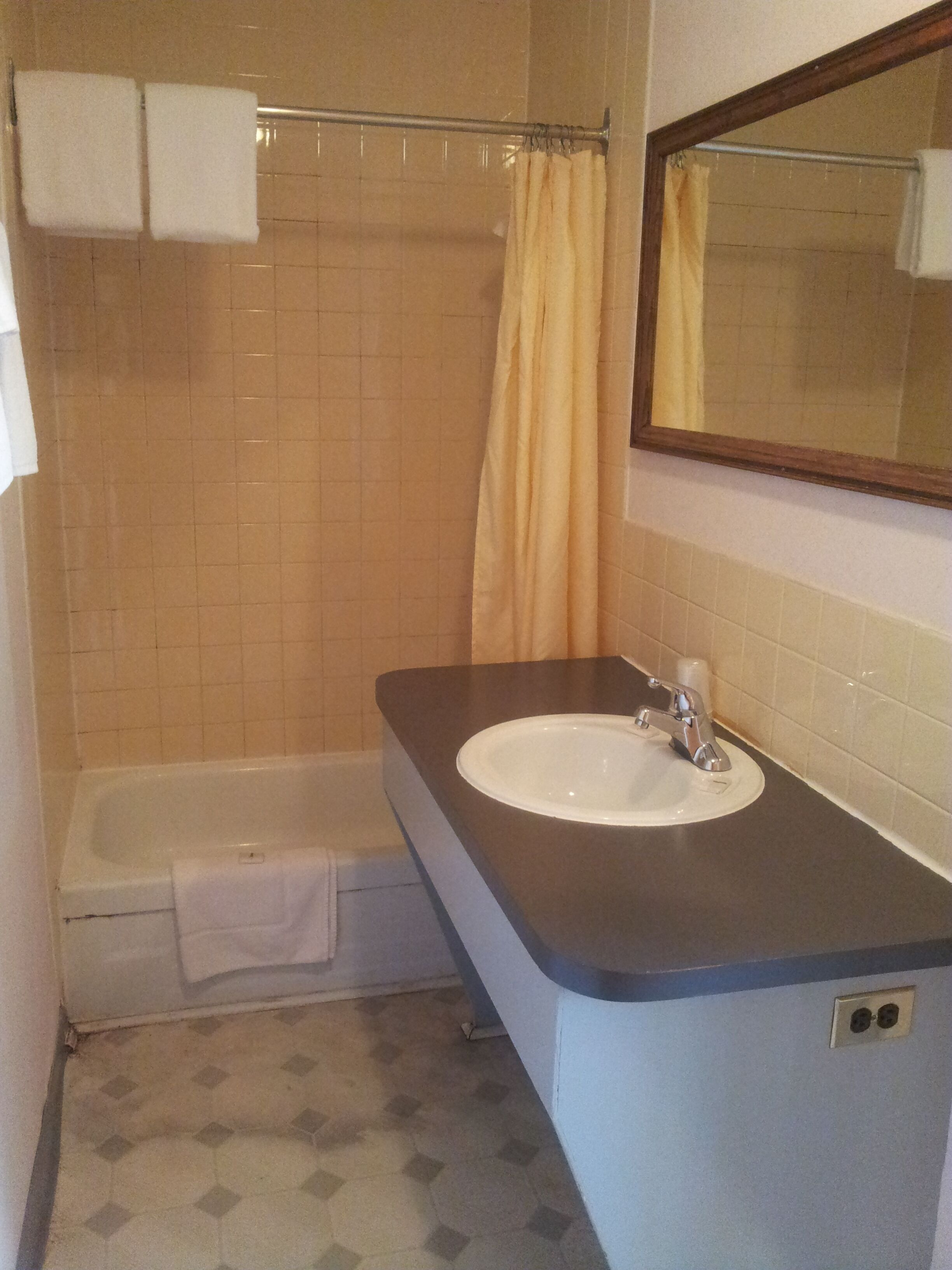 Basic Single Room | Bathroom | Towels, soap, shampoo, toilet paper