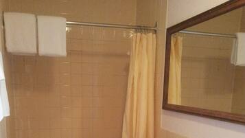 Basic Single Room | Bathroom | Towels, soap, shampoo, toilet paper